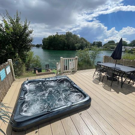 Lakeside Retreat 2 With Hot Tub, Private Fishing Peg Situated At Tattershall Lakes Country Park ภายนอก รูปภาพ