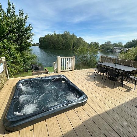 Lakeside Retreat 2 With Hot Tub, Private Fishing Peg Situated At Tattershall Lakes Country Park ภายนอก รูปภาพ