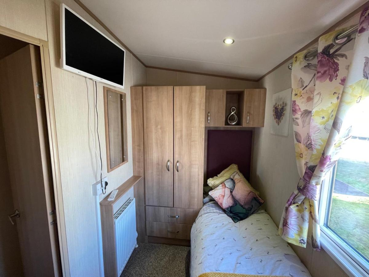 Lakeside Retreat 2 With Hot Tub, Private Fishing Peg Situated At Tattershall Lakes Country Park ภายนอก รูปภาพ