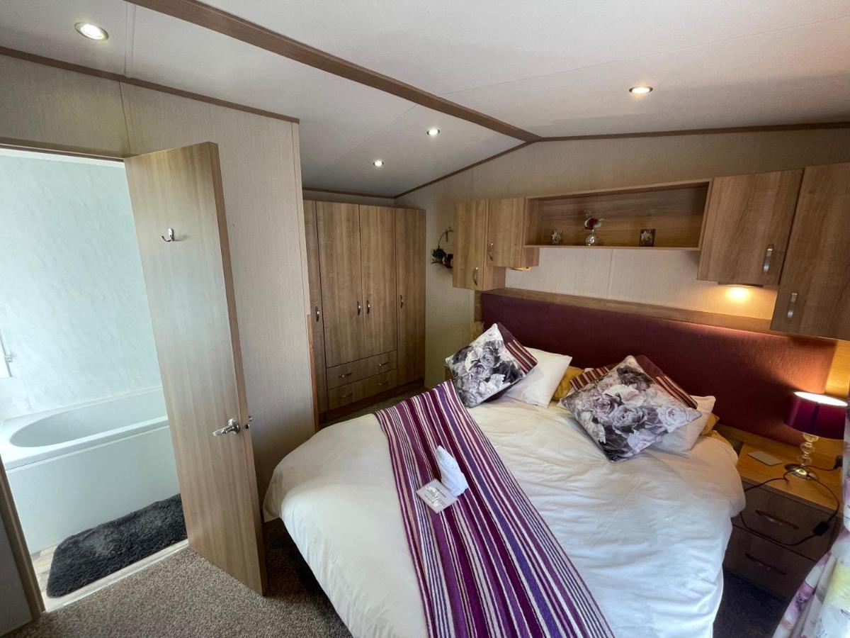 Lakeside Retreat 2 With Hot Tub, Private Fishing Peg Situated At Tattershall Lakes Country Park ภายนอก รูปภาพ