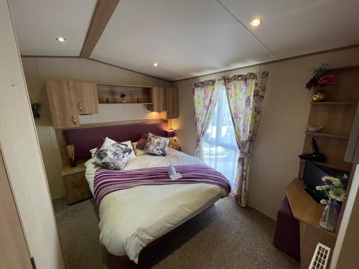 Lakeside Retreat 2 With Hot Tub, Private Fishing Peg Situated At Tattershall Lakes Country Park ภายนอก รูปภาพ