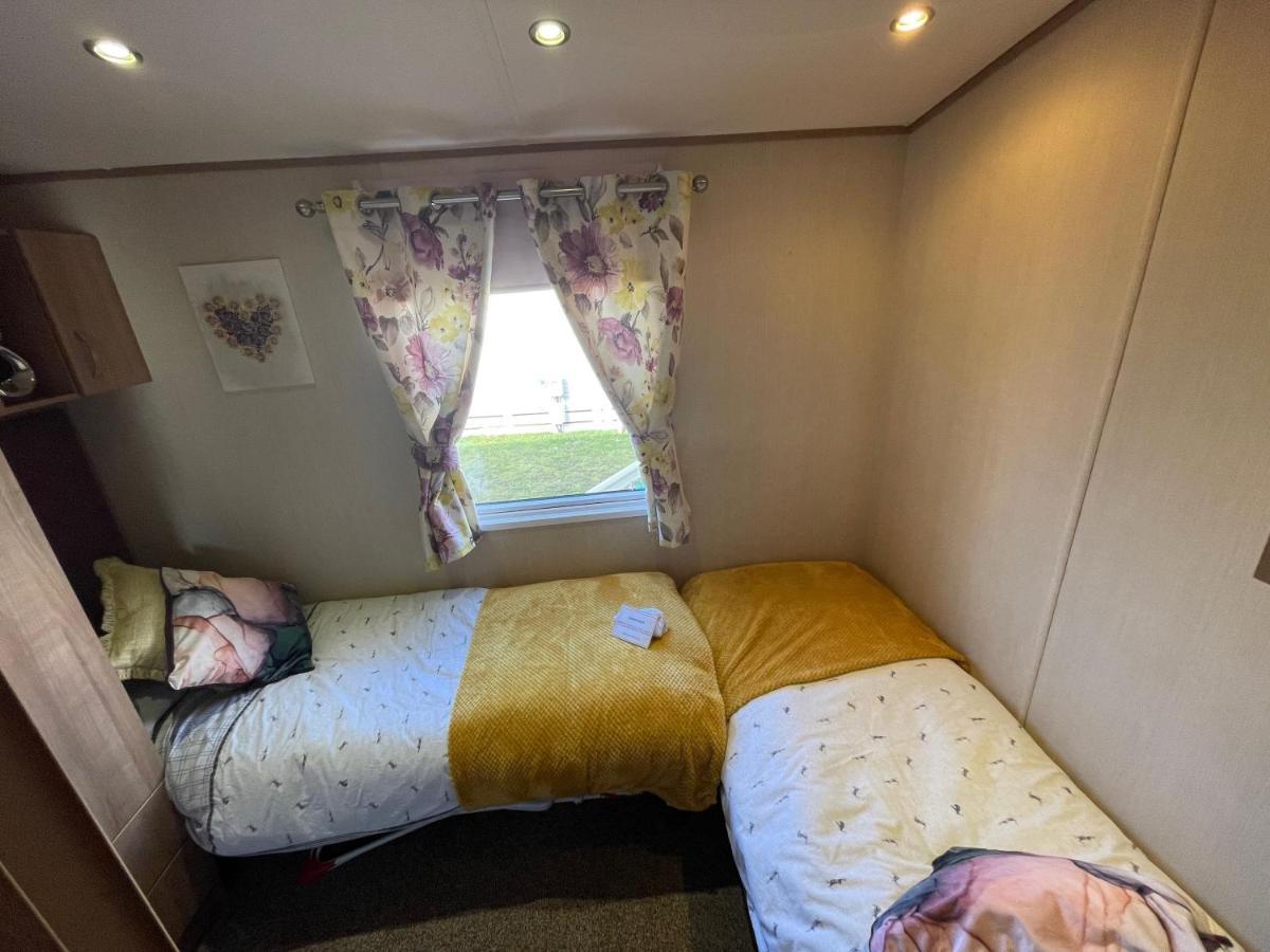 Lakeside Retreat 2 With Hot Tub, Private Fishing Peg Situated At Tattershall Lakes Country Park ภายนอก รูปภาพ