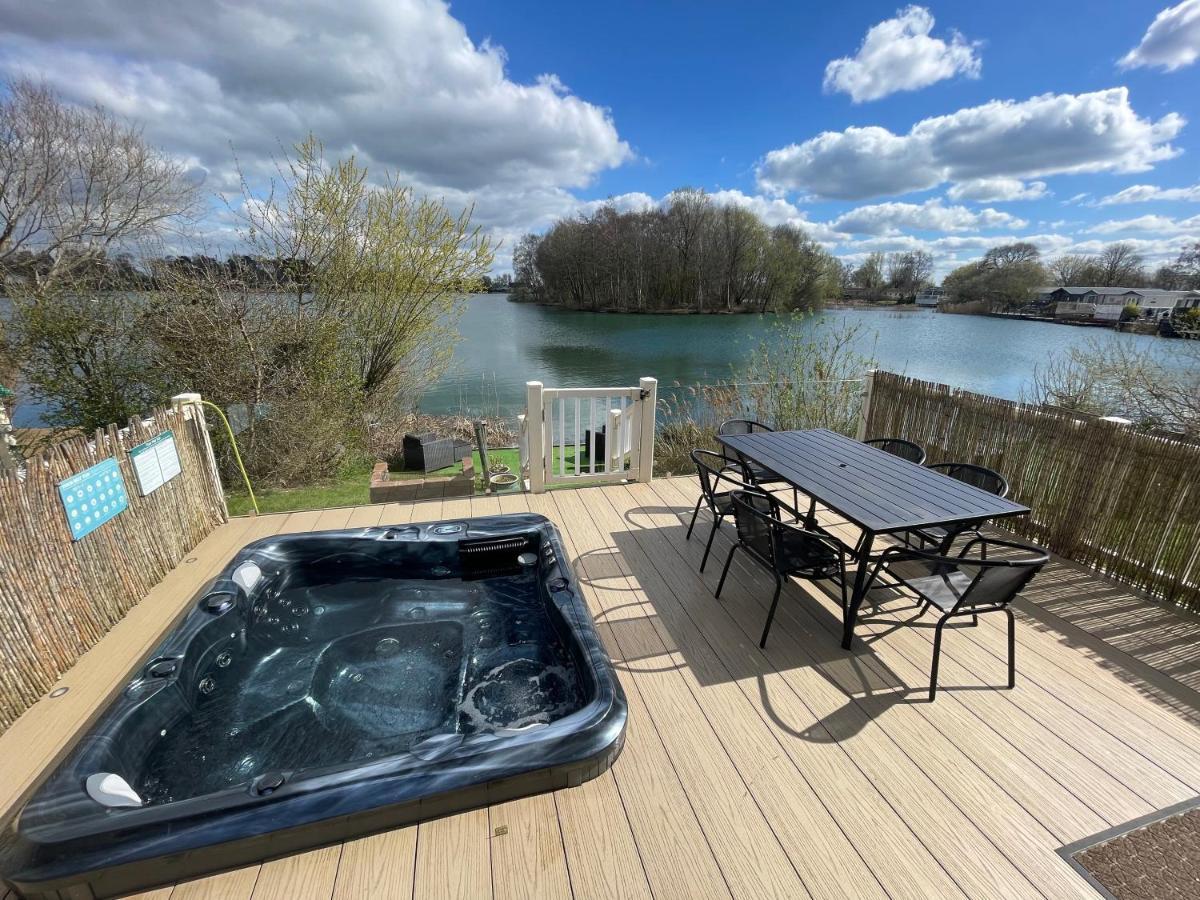 Lakeside Retreat 2 With Hot Tub, Private Fishing Peg Situated At Tattershall Lakes Country Park ภายนอก รูปภาพ