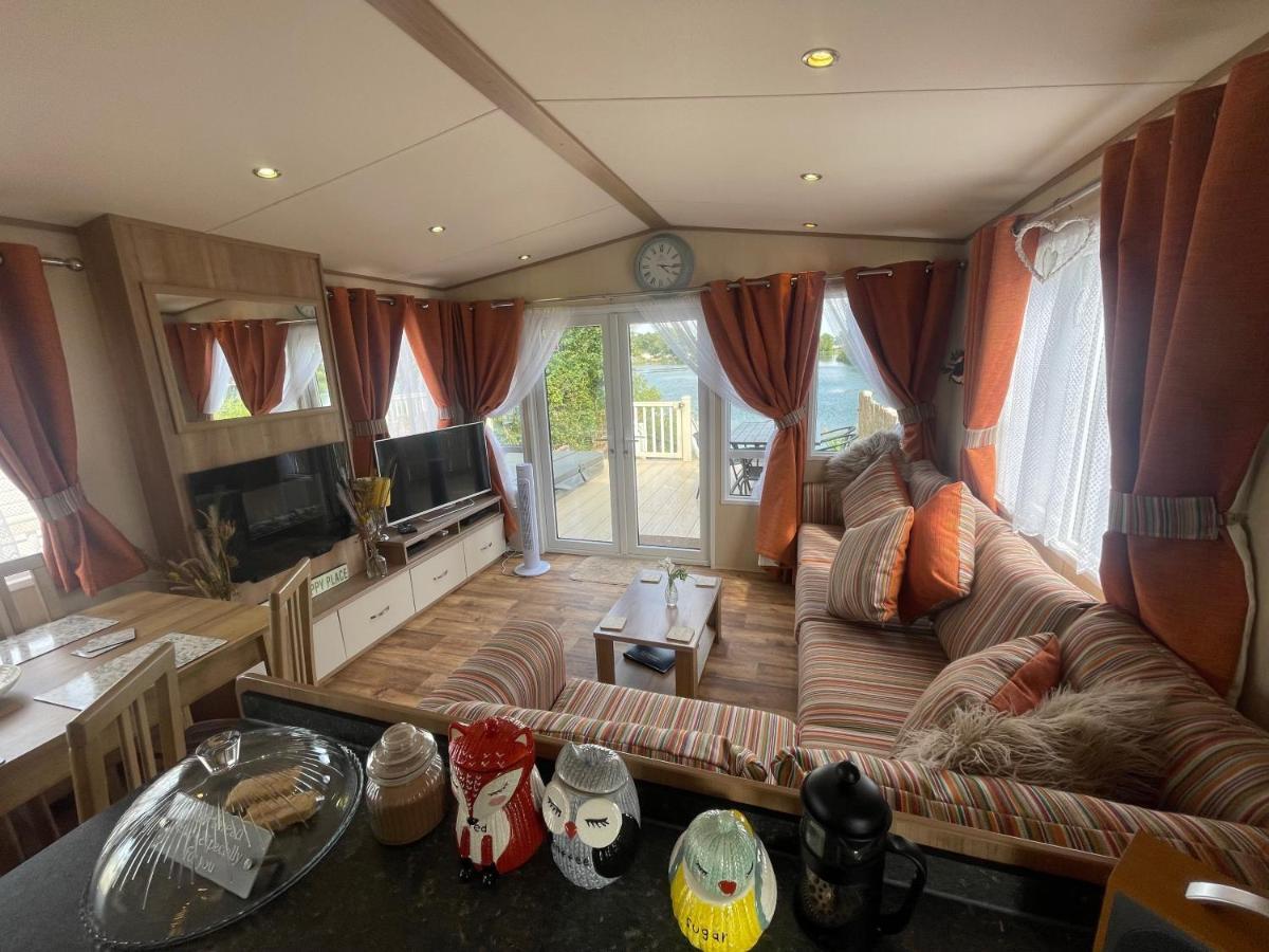 Lakeside Retreat 2 With Hot Tub, Private Fishing Peg Situated At Tattershall Lakes Country Park ภายนอก รูปภาพ