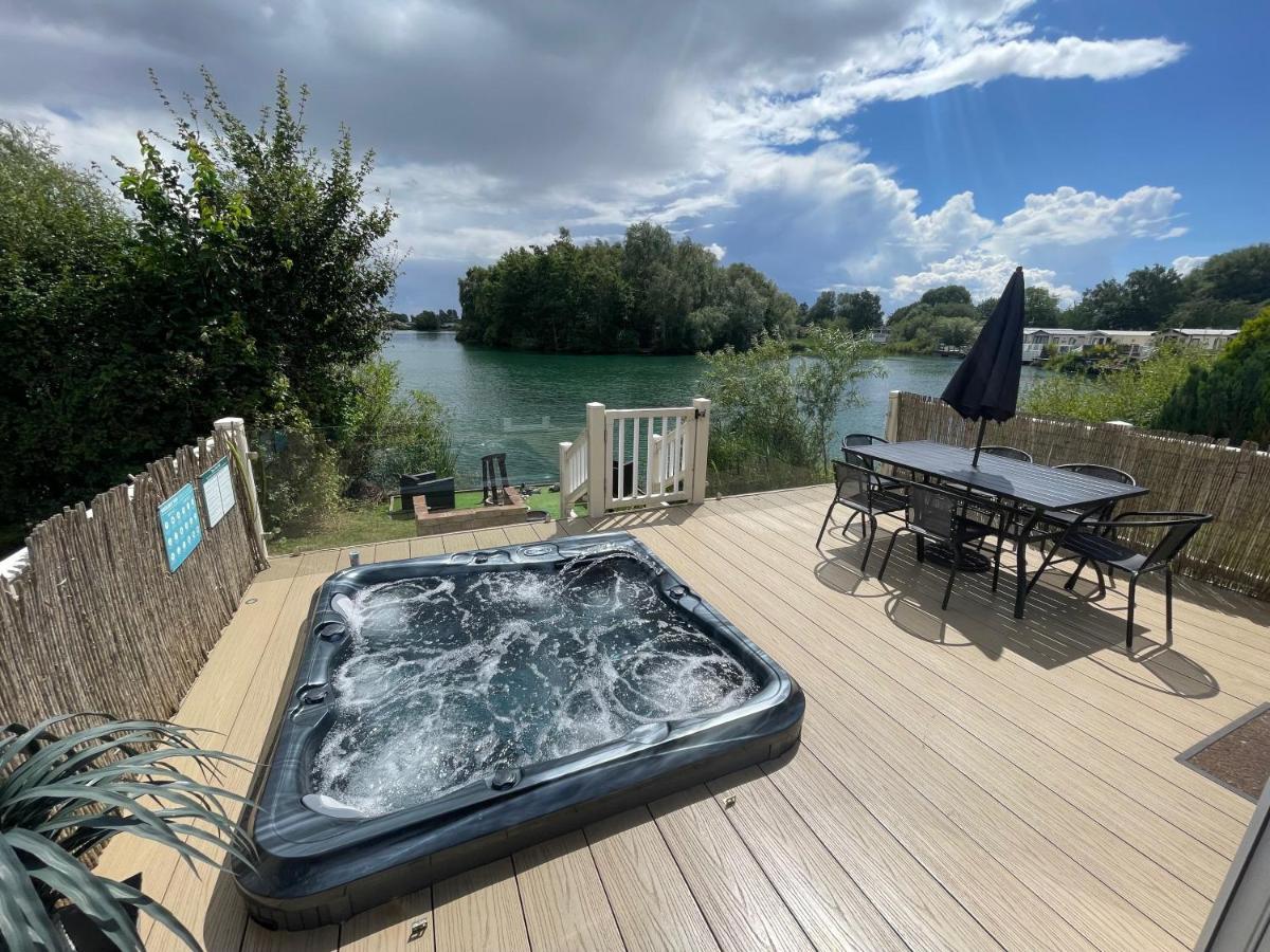 Lakeside Retreat 2 With Hot Tub, Private Fishing Peg Situated At Tattershall Lakes Country Park ภายนอก รูปภาพ