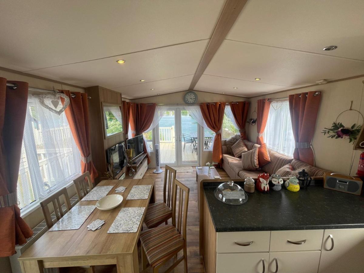 Lakeside Retreat 2 With Hot Tub, Private Fishing Peg Situated At Tattershall Lakes Country Park ภายนอก รูปภาพ