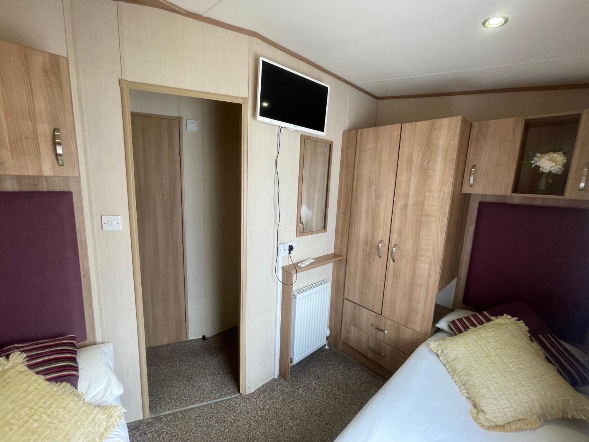 Lakeside Retreat 2 With Hot Tub, Private Fishing Peg Situated At Tattershall Lakes Country Park ภายนอก รูปภาพ