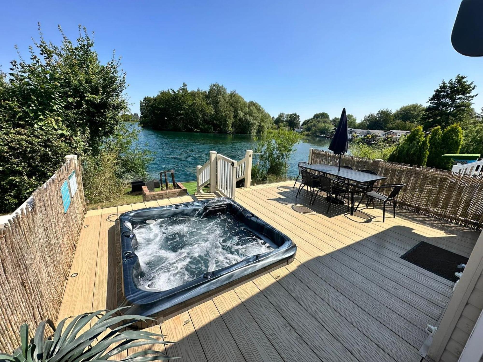 Lakeside Retreat 2 With Hot Tub, Private Fishing Peg Situated At Tattershall Lakes Country Park ภายนอก รูปภาพ
