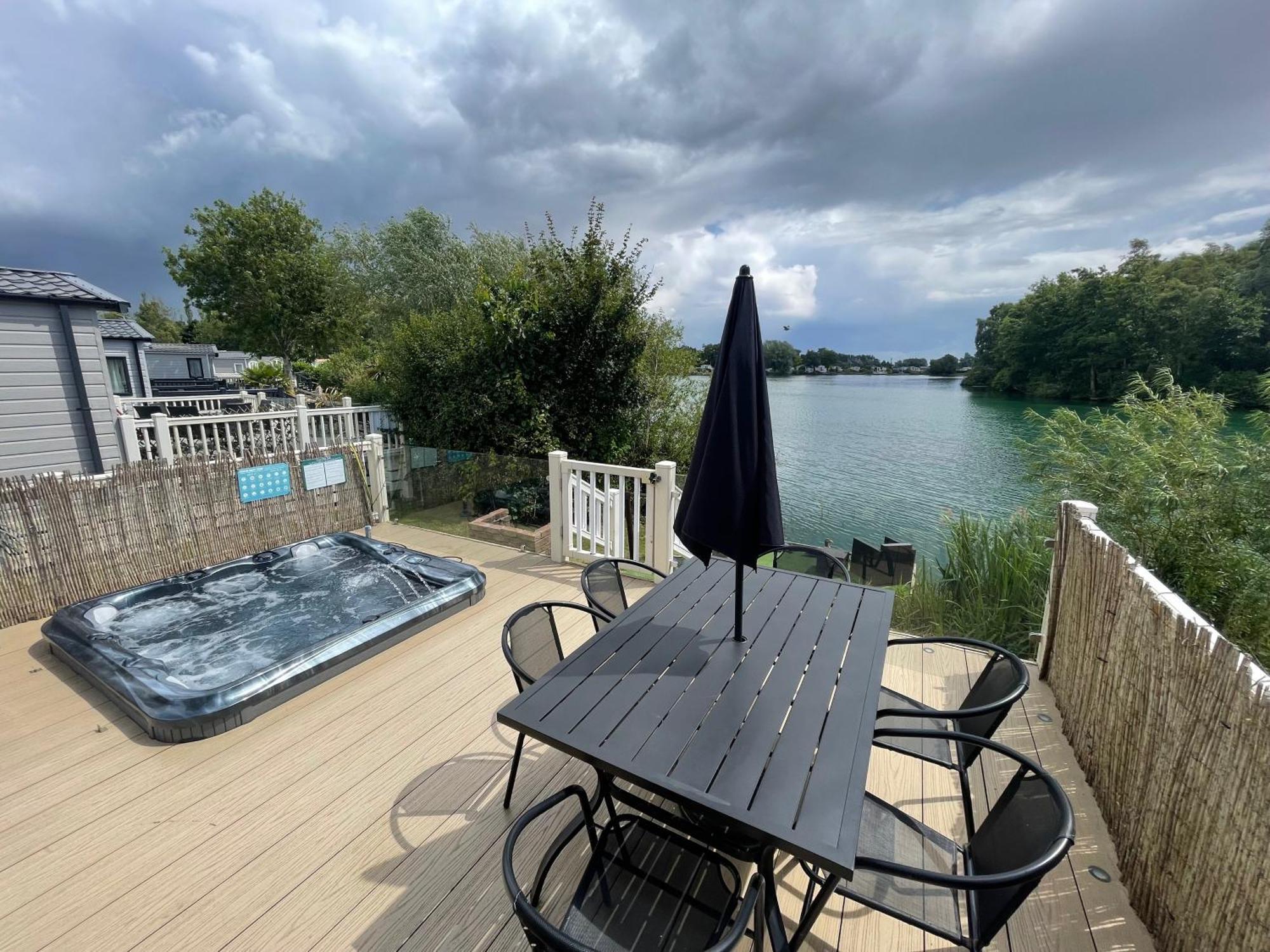 Lakeside Retreat 2 With Hot Tub, Private Fishing Peg Situated At Tattershall Lakes Country Park ภายนอก รูปภาพ