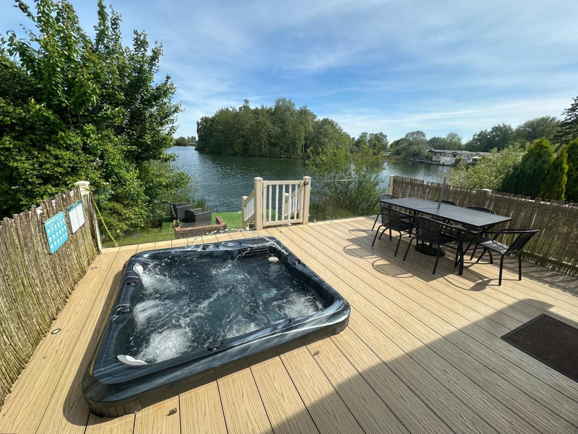 Lakeside Retreat 2 With Hot Tub, Private Fishing Peg Situated At Tattershall Lakes Country Park ภายนอก รูปภาพ