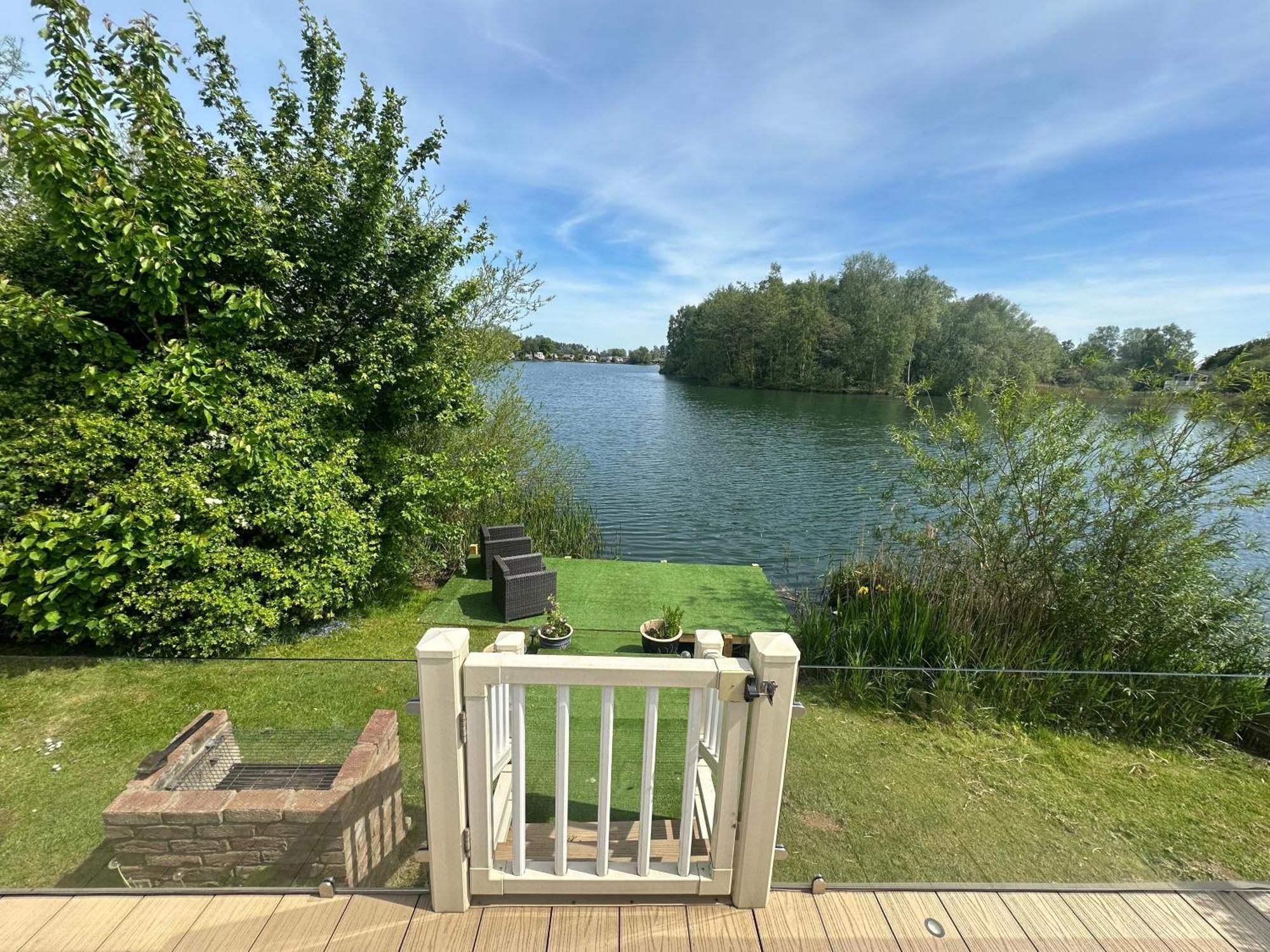 Lakeside Retreat 2 With Hot Tub, Private Fishing Peg Situated At Tattershall Lakes Country Park ภายนอก รูปภาพ