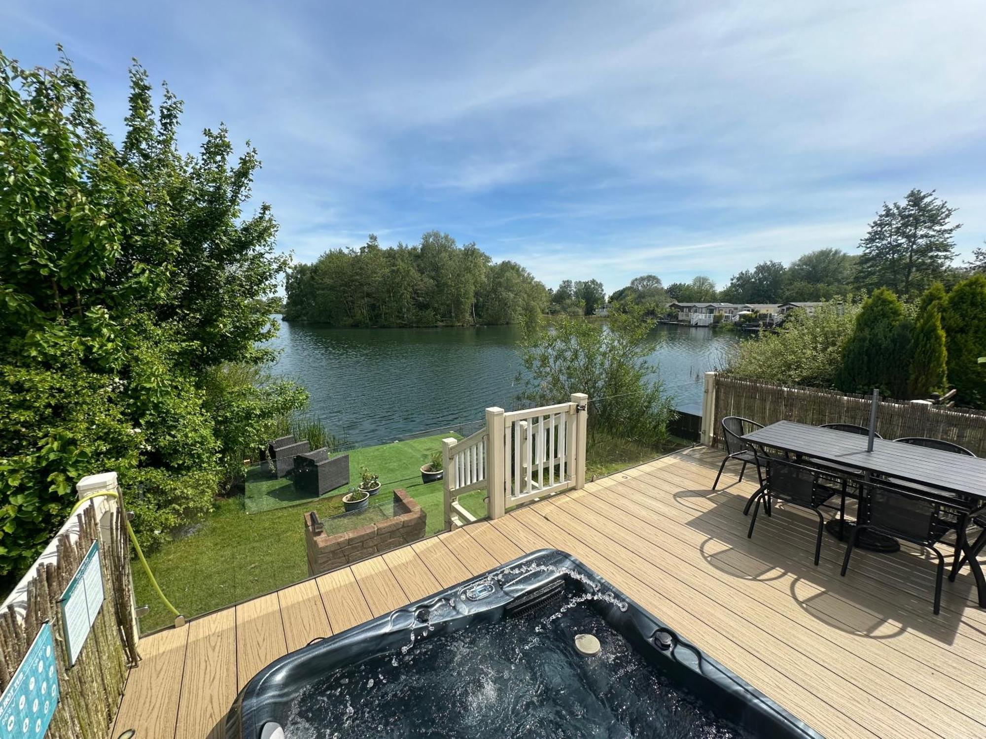 Lakeside Retreat 2 With Hot Tub, Private Fishing Peg Situated At Tattershall Lakes Country Park ภายนอก รูปภาพ